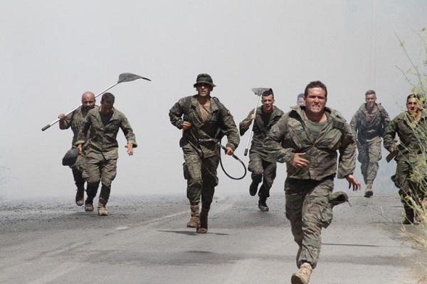 Efectivos del Ejército luchando contra el incendio