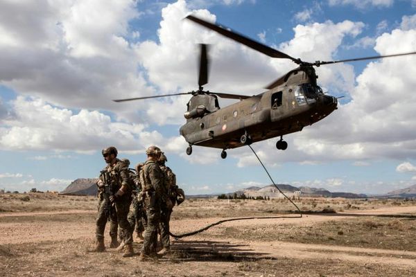 Práctica de los militares con Chinook Práctica de los militares con Chinook