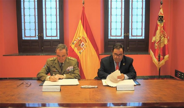 Firma del convenio en la sede de Fuerza Terrestre