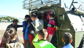 Escolares en la exposición de vehículos