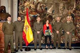 La ganadora con personal del Departamento de Comunicación