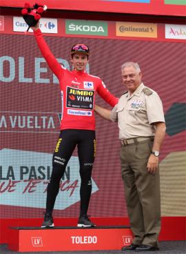 El director del Museo entregó un trofeo a Roglic