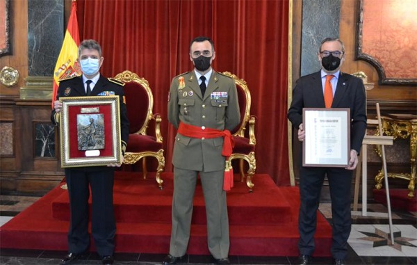 Los galardonados junto al comandante militar  