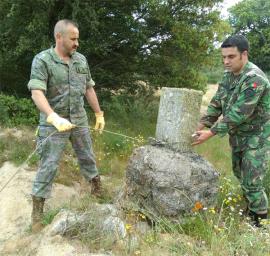 Recolocado de uno de los hitos fronterizos