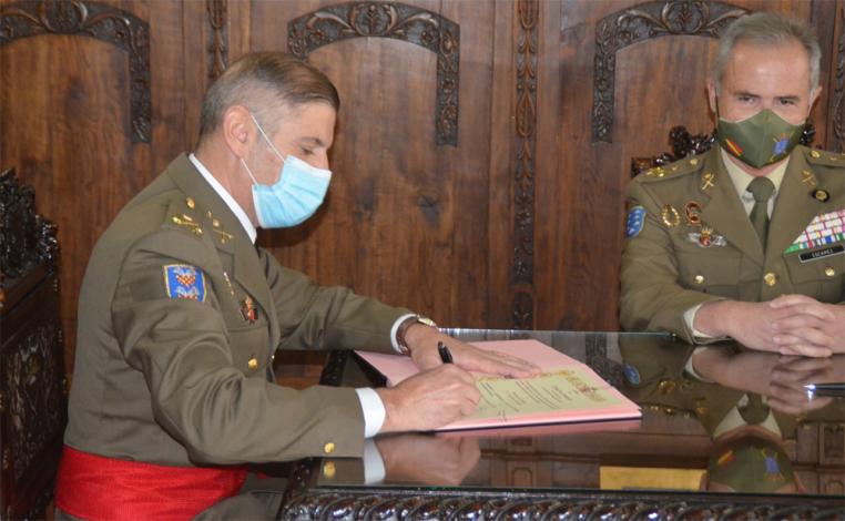 EL general firma la cédula de toma de posesión 