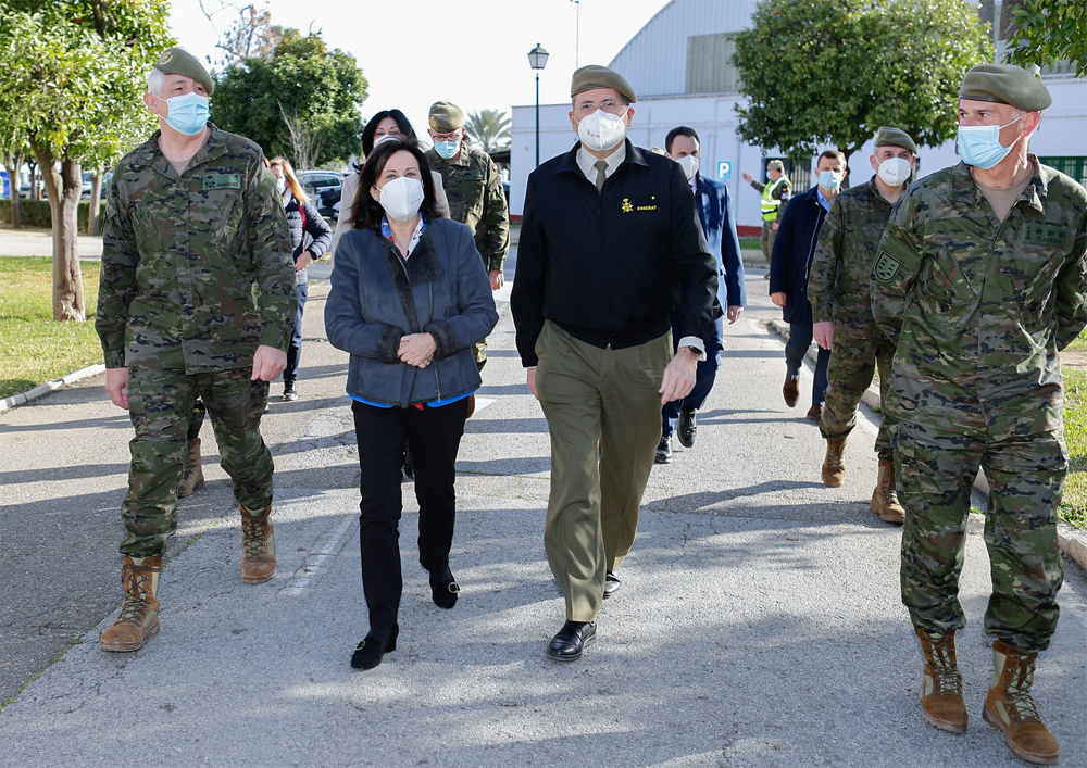 El JEME acompaña a la ministra de Defensa en su visita a la base militar “El Copero” 