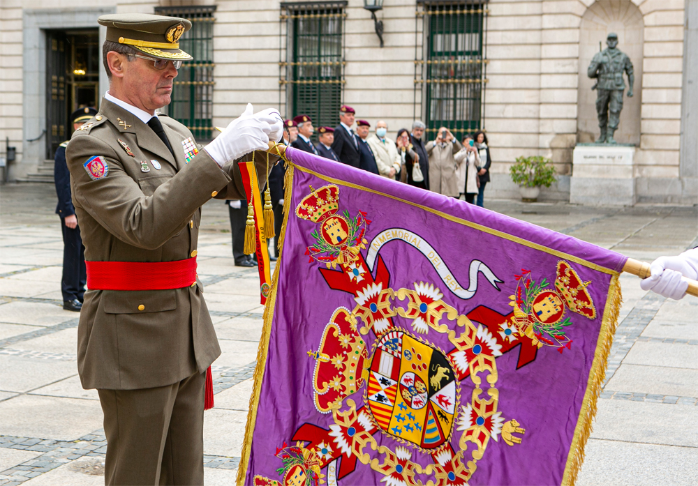 El 2&ordm; JEME coloca la corbata en el Guión 