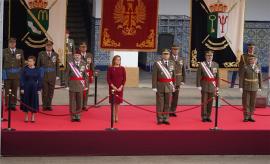 Autoridades asistentes a la entrega de la Bandera