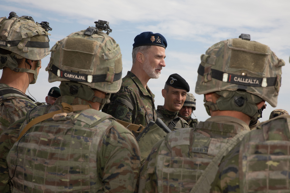 SM el Rey charla con militares en el ejercicio  