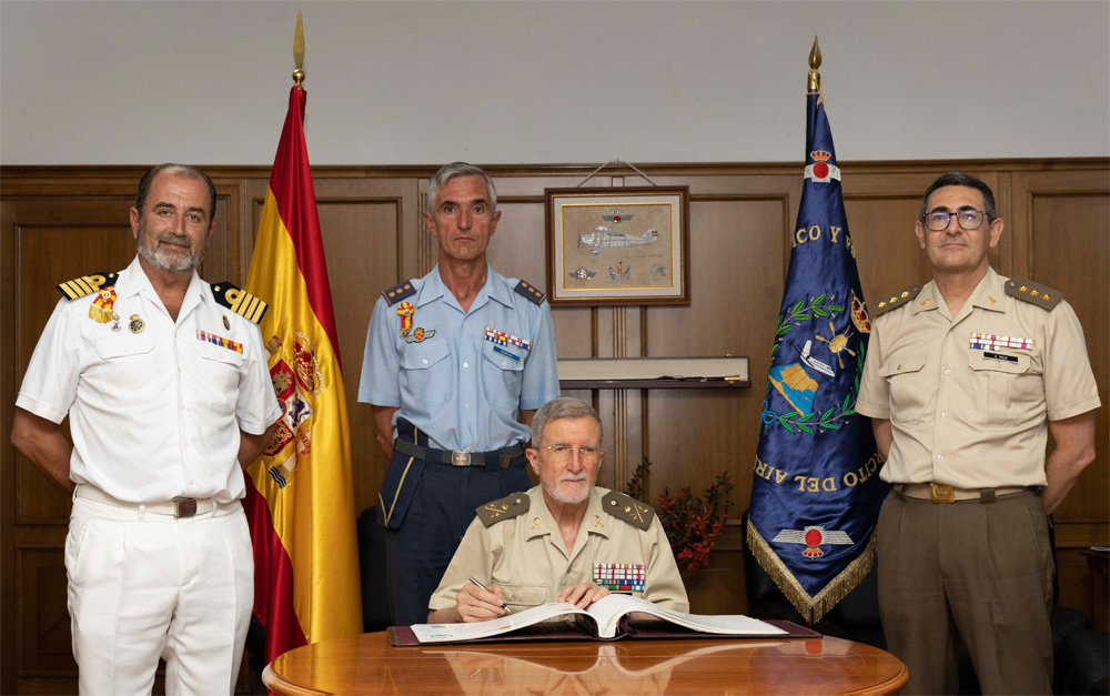 El director del CIFAS firma en el Libro de Honor