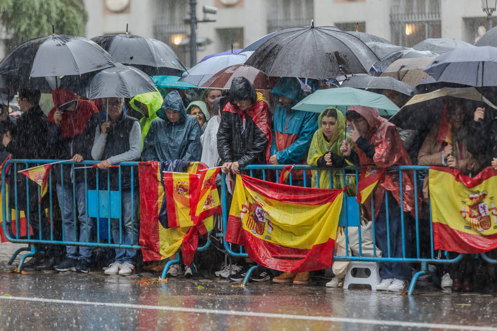 El público aguantó estoicamente la copiosa lluvia