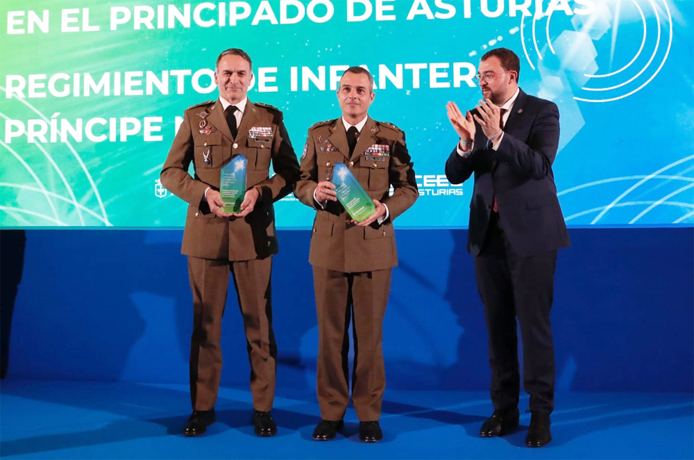 El coronel Martínez (izq) con el galardón recibido