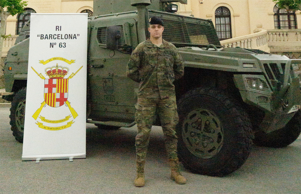 Personal del Regimiento de Infantería 'Barcelona' nº 63 auxilia a un hombre que quedó inconsciente tras golpearse en la cabeza