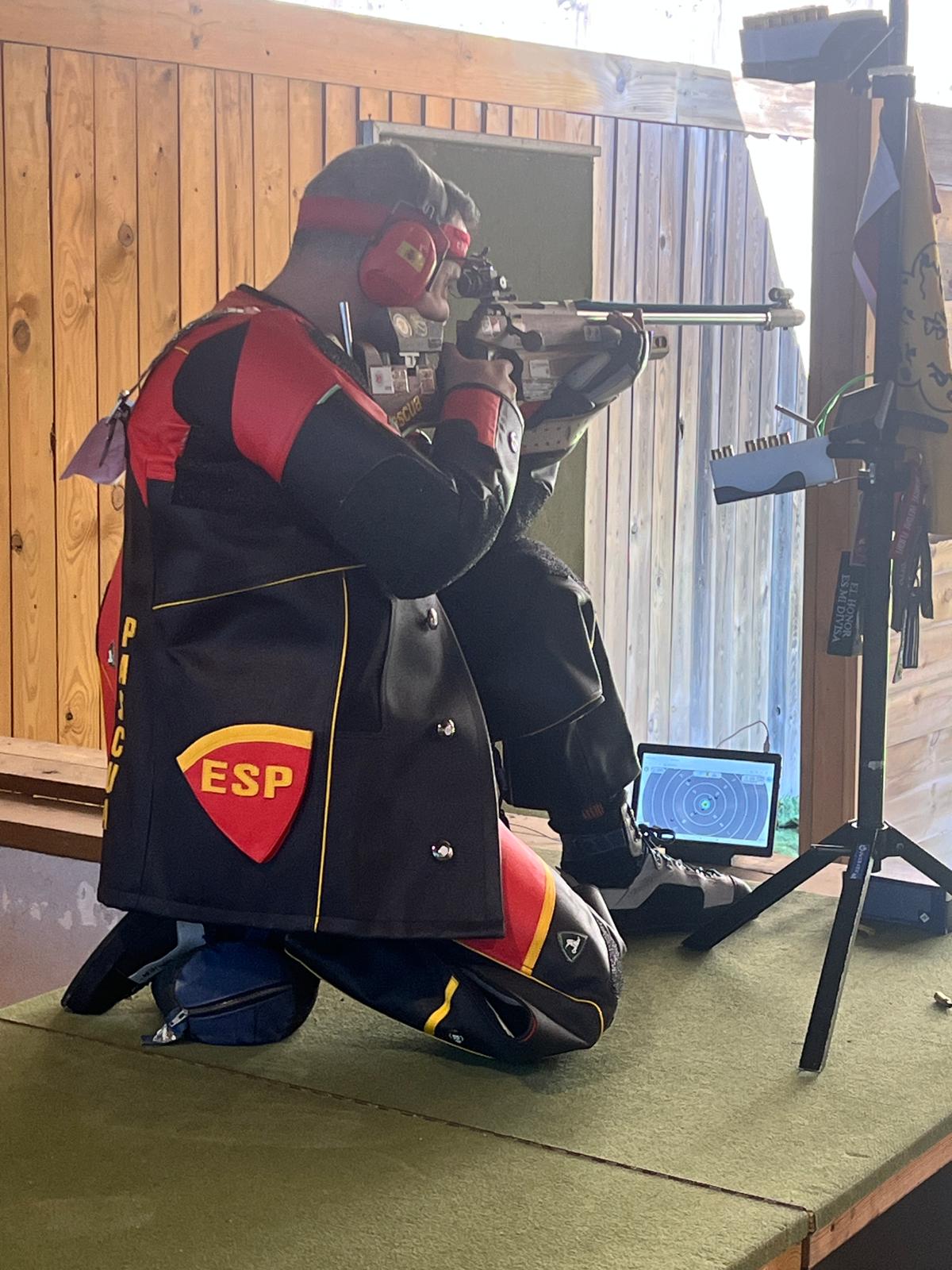 Subteniente Pascua ejecutando un tiro 