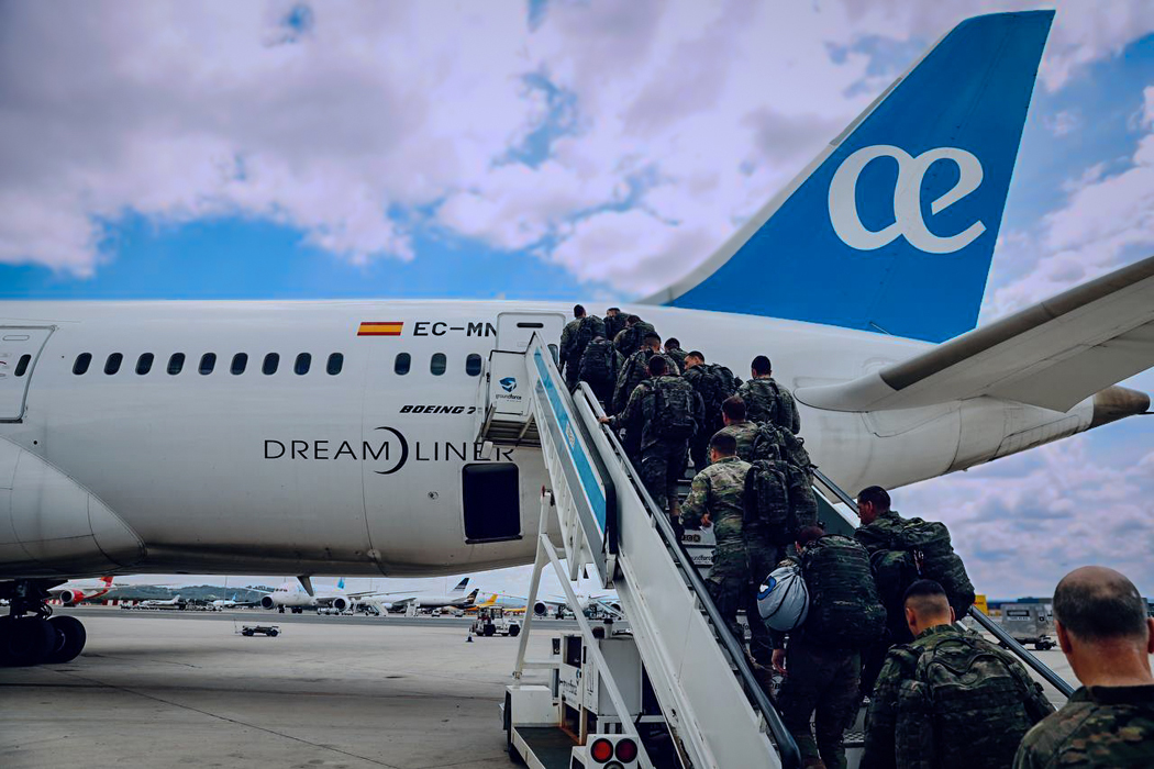 Personal de BRIPAC desembarcando para el ejercicio