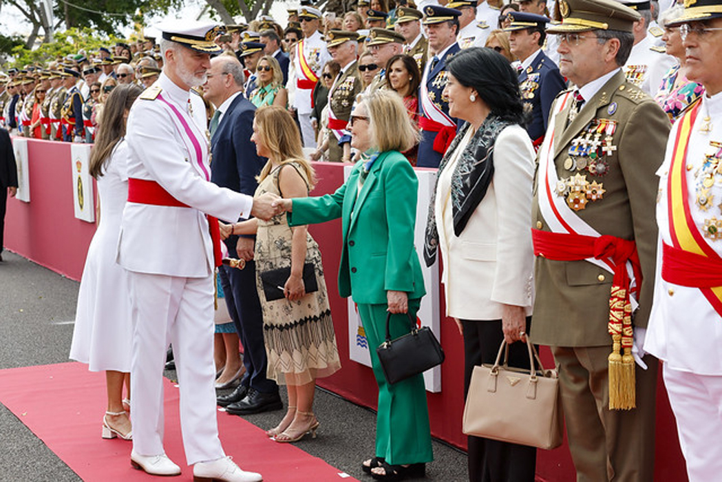 Saludo de SS.MM. los Reyes a las Autoridades