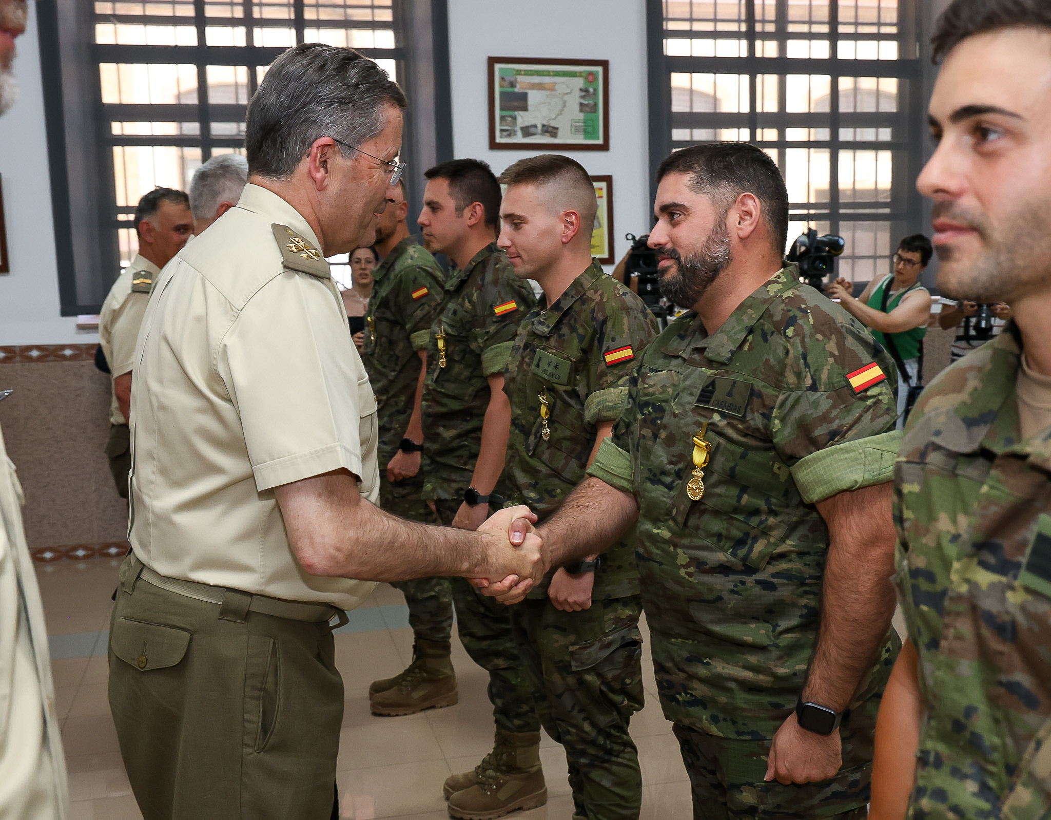 El JEME felicitando a los condecorados