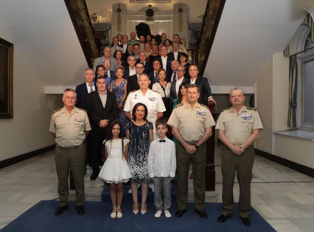 Foto de autoridades con los galardonados