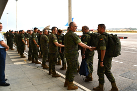 El general Gómez Lera despide a los miembros de la 1ª rotación