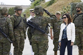 La ministra de Defensa recibiendo novedades.