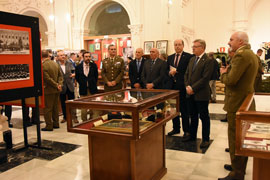 Explicación de la exposición por el Sbmy Albañíl.