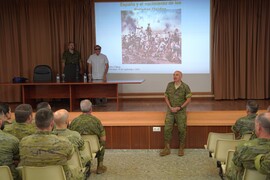 General dando la bienvenida.