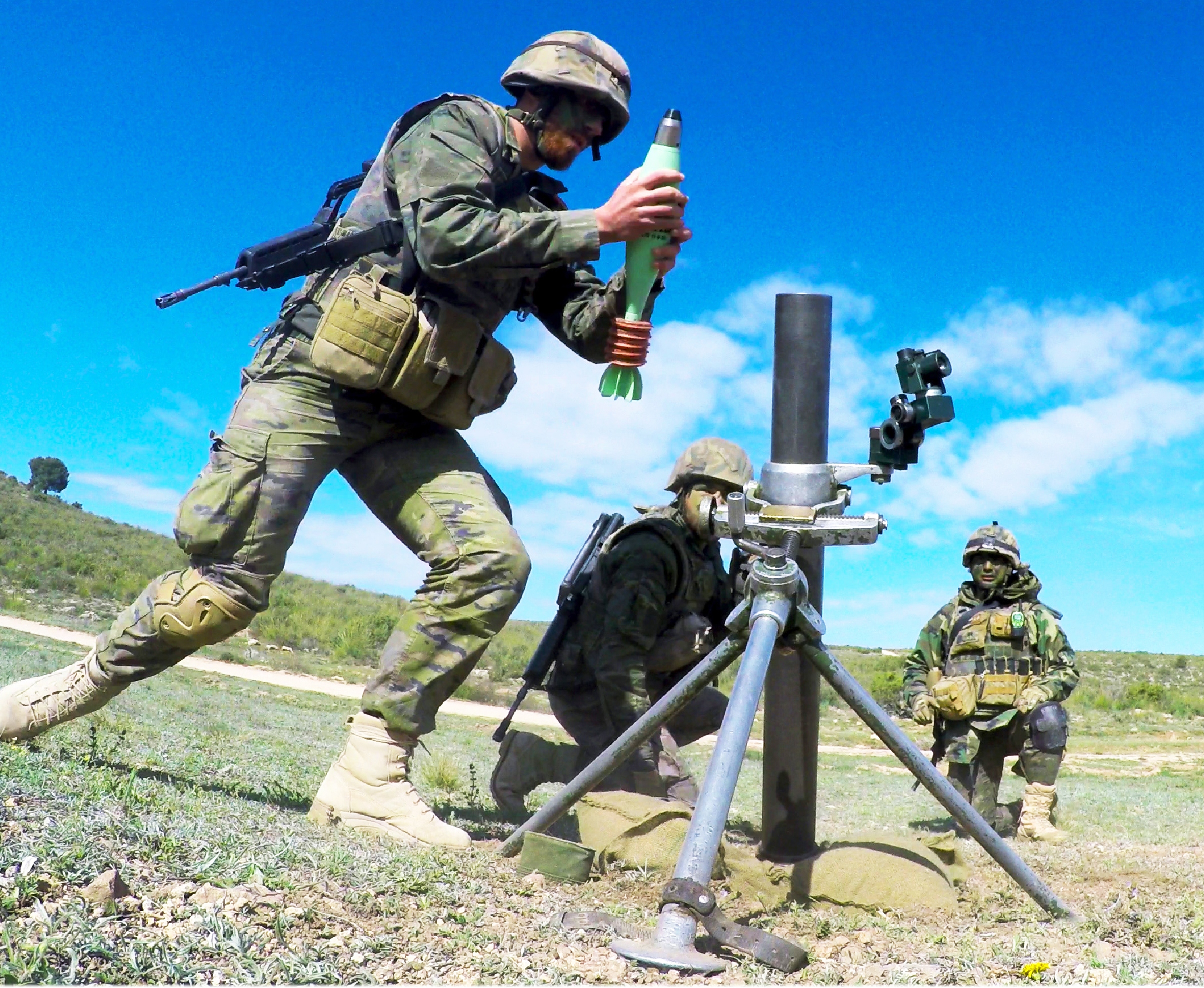 CARGANDO EL MORTERO DEL 81