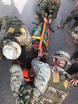 Personal ASAN practica la maniobra de rautek en una víctima de accidente de tráfico.