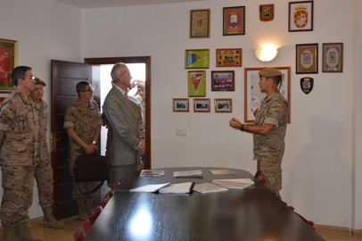El Tcol Jefe del BIL explicando los origenes del Batallón