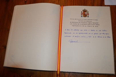 Libro de Honor firmado por el Sr. Ministro