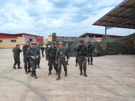 El COMGE revistando los puestos de Mando.