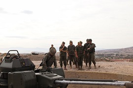 Con la pieza antiaérea 35/90