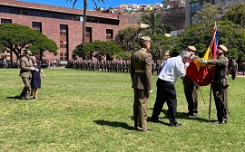 Personal civil juran ante la Bandera Nacional.