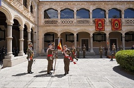 Saludando al estandarte de la Academia de Artillería