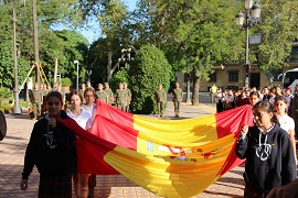 Las alumnas del centro Ribamar portando la Bandera.