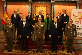 Foto de familia en el Salón del Trono de la Capitanía General de Sevilla