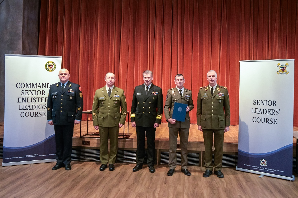 CSM López Luna receives the award