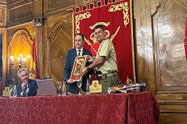 El Coronel Moreno entrega un recuerdo al conferenciante.