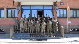 Foto de los alumnos con el jefe del regimiento