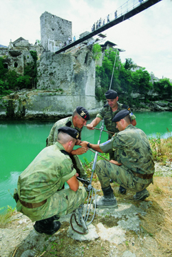 Paracaidistas tensando la pasarela en el Puente Viejo de Mostar