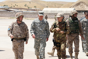 EL GENERAL PETRAEUS VISITA A LAS TROPAS ESPAÑOLAS EN AFGANISTÁN.