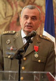 El JEME aseguró que recibir esta insignia era un gran honor