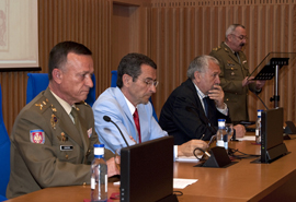 Mesa presidencial en el acto de presentación
