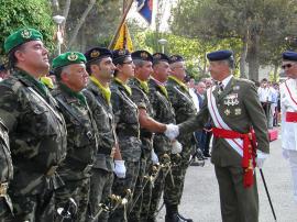 El general Aparicio saluda a los asistentes 