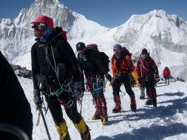 Colaboración en la ascensión al Cho-Oyu en 2009