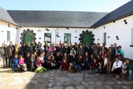 Antiguos COE&acute;s con sus familias en la EMMOE