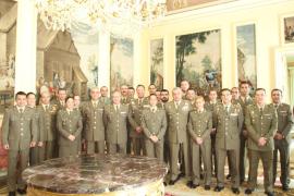 El grupo ha posado junto al general Coll