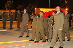 Traslado del féretro tras su llegada a la base aérea