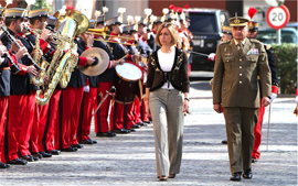 La ministra presidió el acto en el Cuartel General