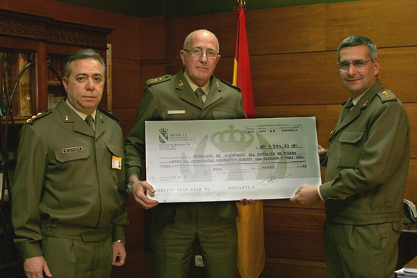Entrega del cheque por un valor de casi 5.000 euros